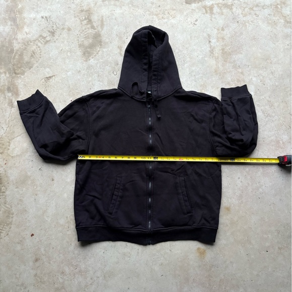H&M Black zip-up hoodie with a relaxed fit - Picture 5 of 5